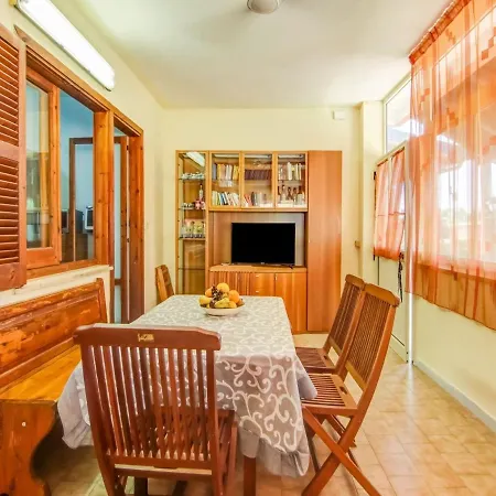 Snug In Isola Capo Rizzuto With Garden *