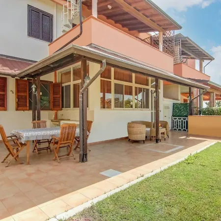 Snug In Isola Capo Rizzuto With Garden Апартаменты